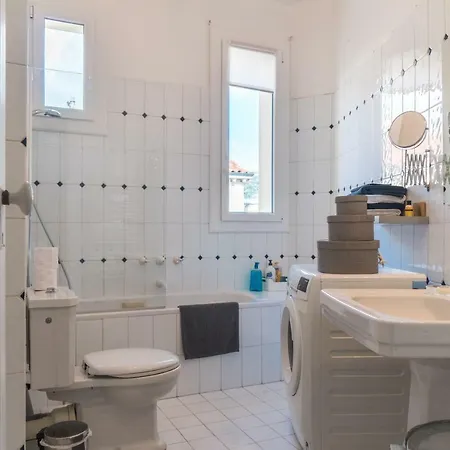 Spacious One Bedroom - Great Location! Апартаменты Канны