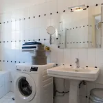 Spacious One Bedroom - Great Location! *