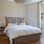 Spacious One Bedroom - Great Location! Lägenhet