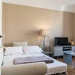 Spacious One Bedroom - Great Location! Lägenhet
