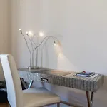 Spacious One Bedroom - Great Location! Lägenhet *