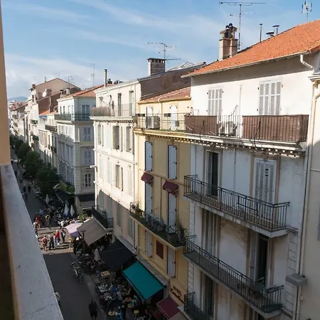 Apartment Spacious One Bedroom - Great Location! *