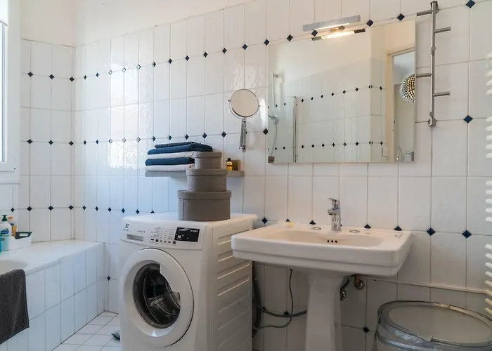 Spacious One Bedroom - Great Location! *