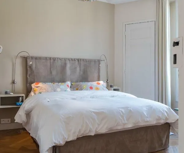 Spacious One Bedroom - Great Location! Apartament