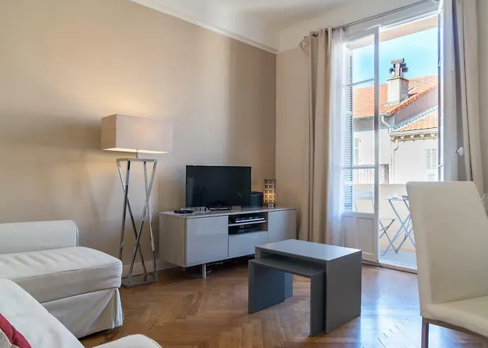 Apartament Spacious One Bedroom - Great Location! Cannes