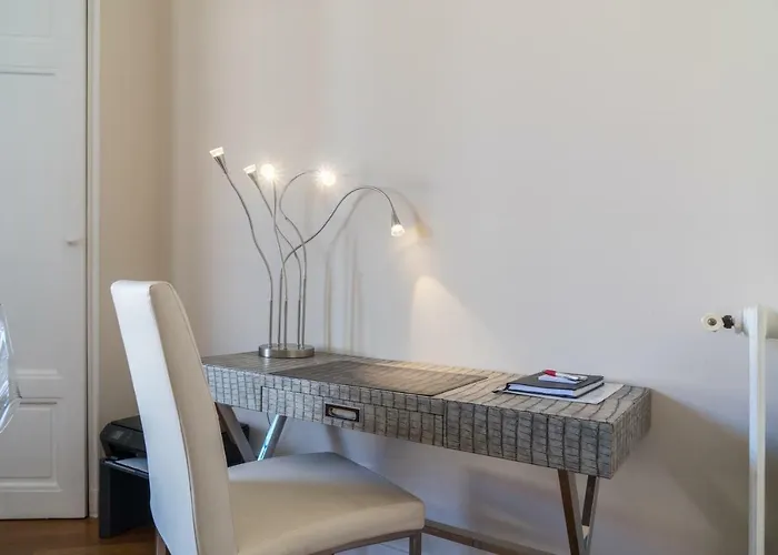 Spacious One Bedroom - Great Location! Apartament *