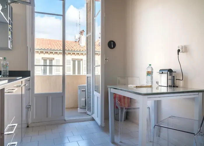 Spacious One Bedroom - Great Location! Cannes