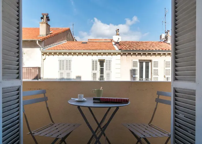Spacious One Bedroom - Great Location! Apartament Cannes