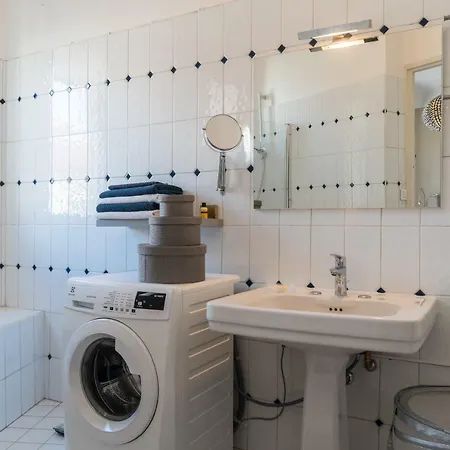 Spacious One Bedroom - Great Location! *